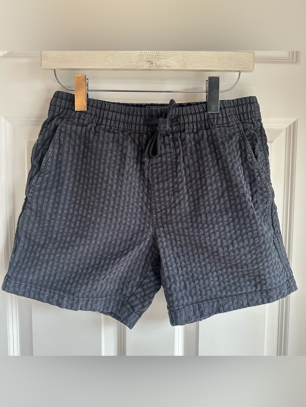Todd Snyder 5in Weekend Short, black seersucker, size small